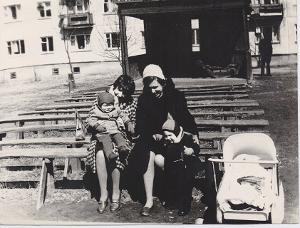 Маргарита Псык с сыном Ромой. 1969 год